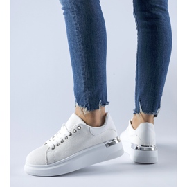 Valkoiset lenkkarit Scuderlandon alustalla valkoinen 1