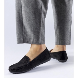 Mustat mokasiinit, jotka on valmistettu Cellarengon ekologisesta mokkasta 2