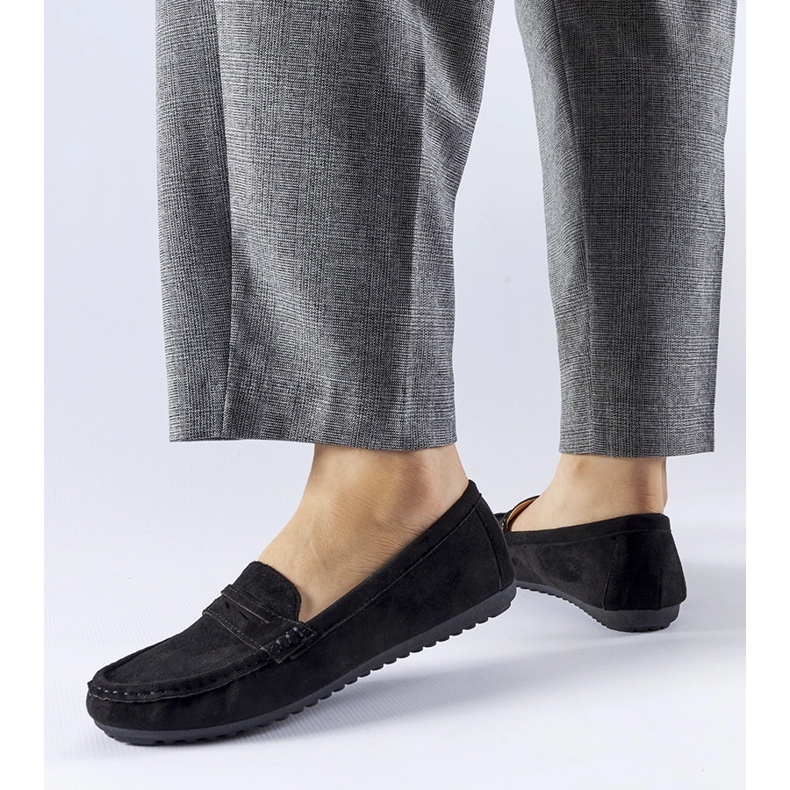 Mustat mokasiinit, jotka on valmistettu Cellarengon ekologisesta mokkasta 2