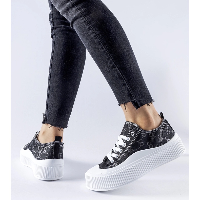 Mustat tennarit, joissa on Cavi-monogrammi 1