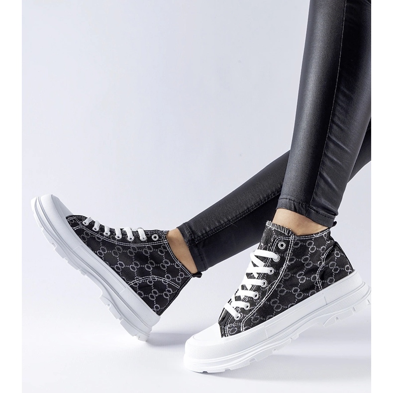 Mustat tennarit, joissa on Terenzio-monogrammi 1