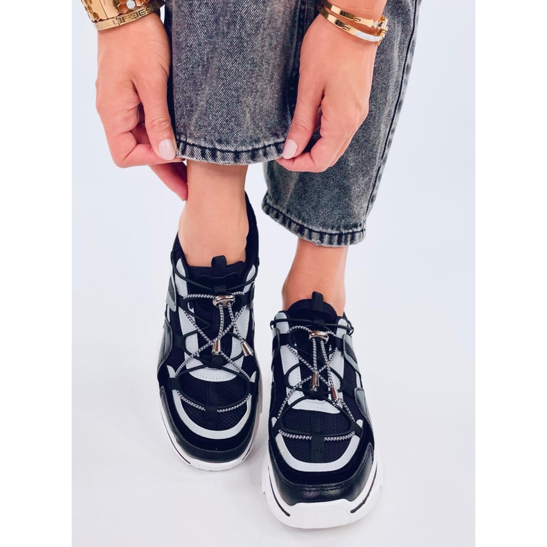 Amica mustat tennarit 1