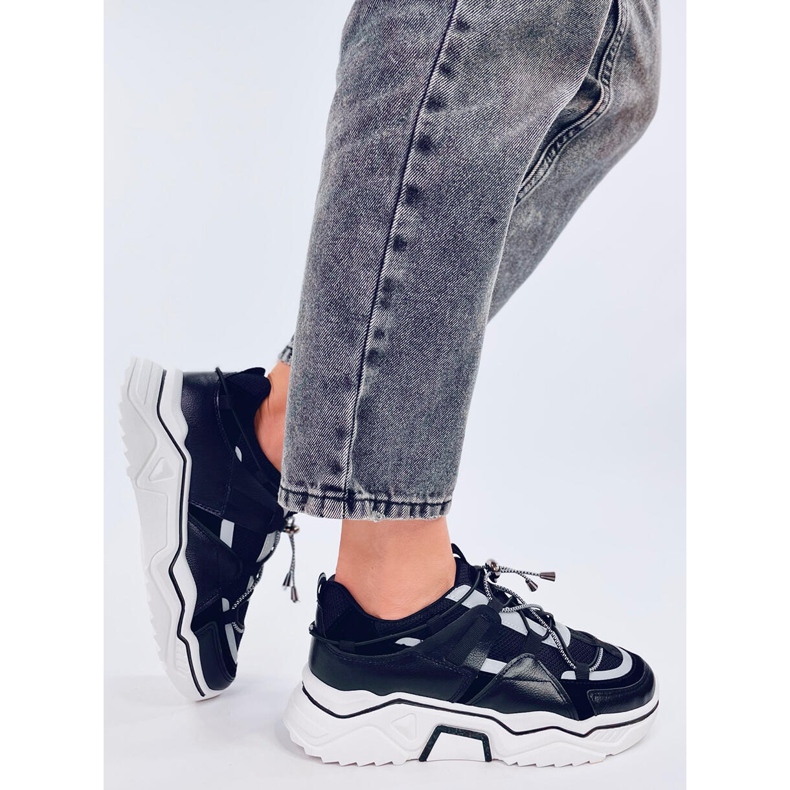 Amica mustat tennarit 2