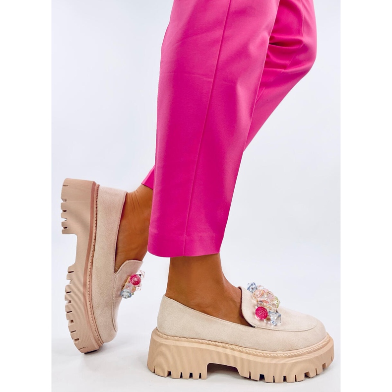 Stefani Beige -tasoiset loaferit kivillä 2