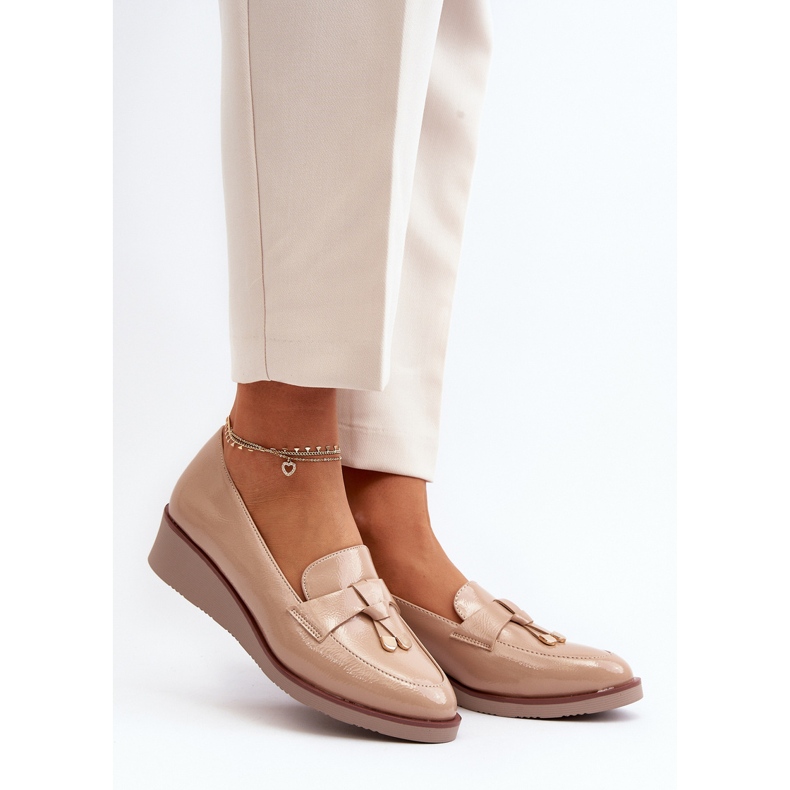 Vinceza Naisten kiiltonahkaiset kiilakengät, joissa on Miliret-koriste beige 2