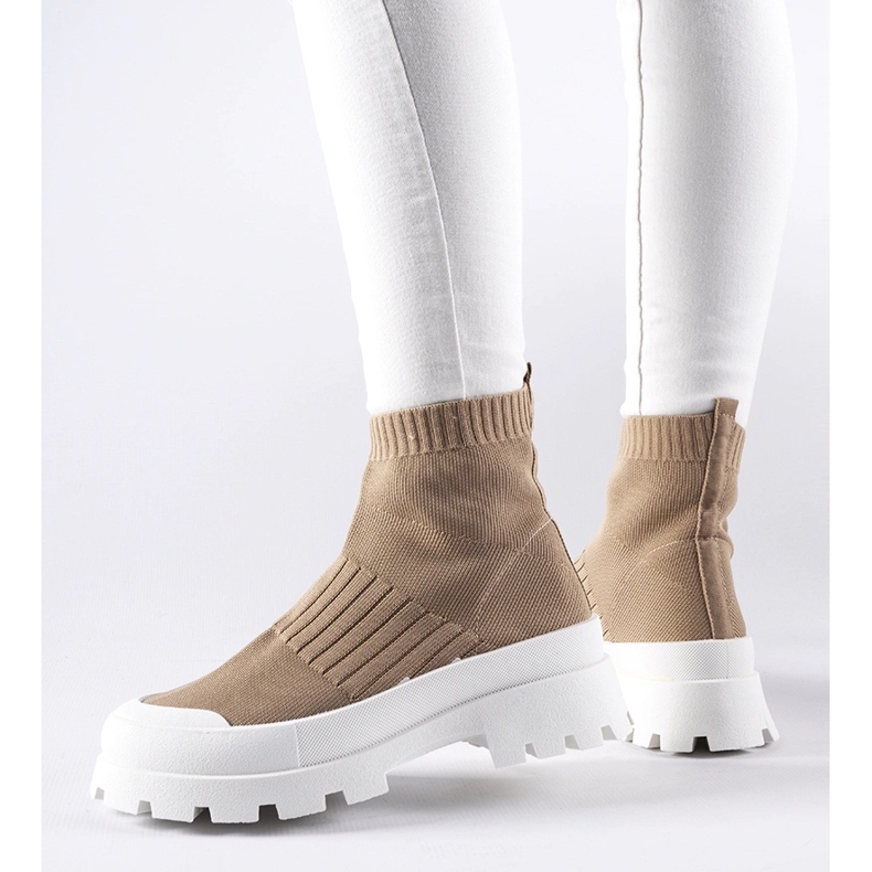 Ruskeat tennarit, joissa joustava Varden-päällinen 1