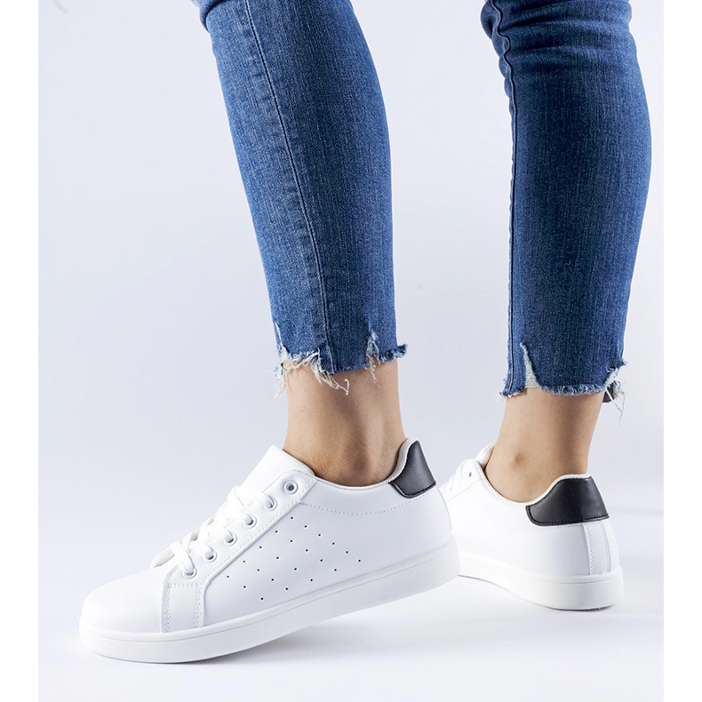 Valkoiset ja mustat Bourassa-lenkkarit valkoinen 1