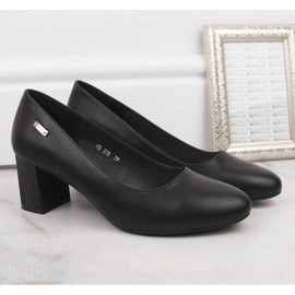 Mustat pumput Sergio Leonen koristepylväässä 2