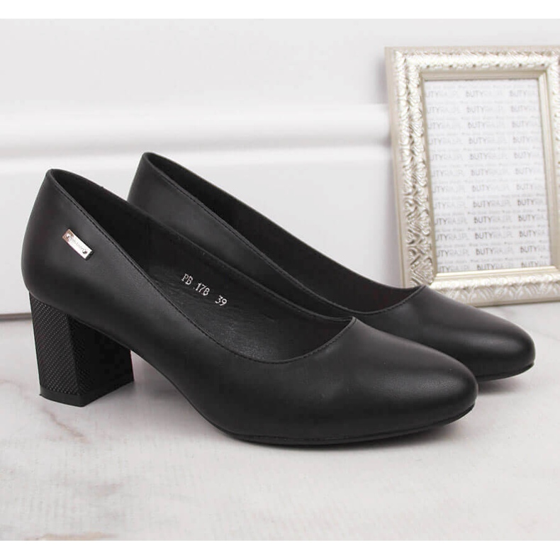 Mustat pumput Sergio Leonen koristepylväässä 2