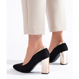 Pylväässä mustat mokkanahkat 1 Pylväässä mustat mokkanahkat 1