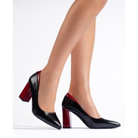 Mustat pumput tolpan päällä 1