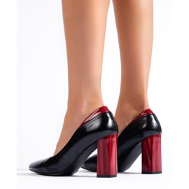 Mustat pumput tolpan päällä 2