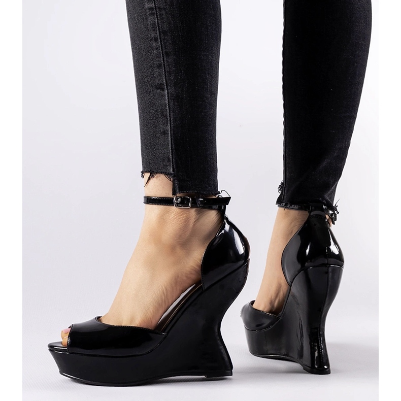 Flangan mustat kiilasandaalit 1