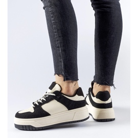 Mustat tennarit Crim-alustalla 1