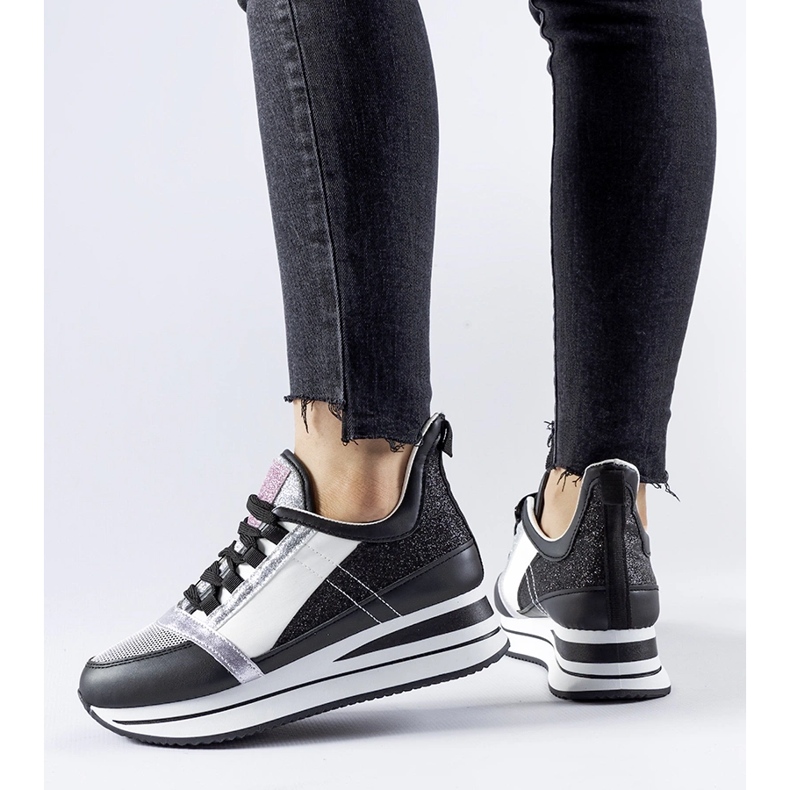 Mustat kimaltelevat tennarit Marce-alustalla 1