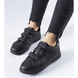 Parén mustat tennarit, joissa tarrakiinnitys 1