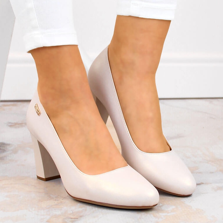 Sergio Leonen beige-helmipumput koristepylväässä 2