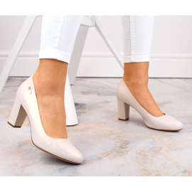 Sergio Leonen beige-helmipumput koristepylväässä 1