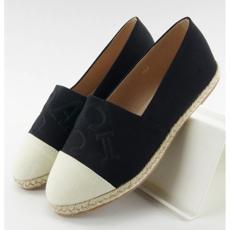 Esapdryle kohokuvioituilla T267 mustilla kirjaimilla musta ruskea 1