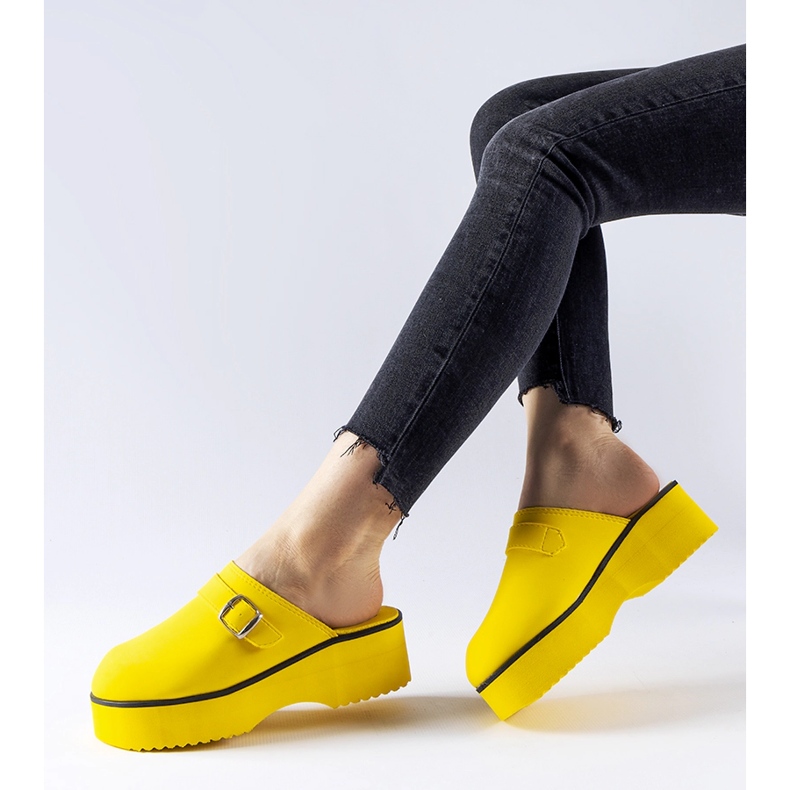 Keltaiset tukos liukuu Langin alustalla keltainen 1