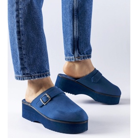 Laivastonsininen puukenkä liukuu Lang-alustalla 1