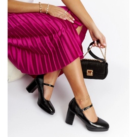 Cher mustat patentoidut kantapääpumput 1