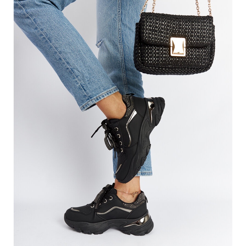 Mustat massiiviset tennarit, joissa Euclid strassit 2