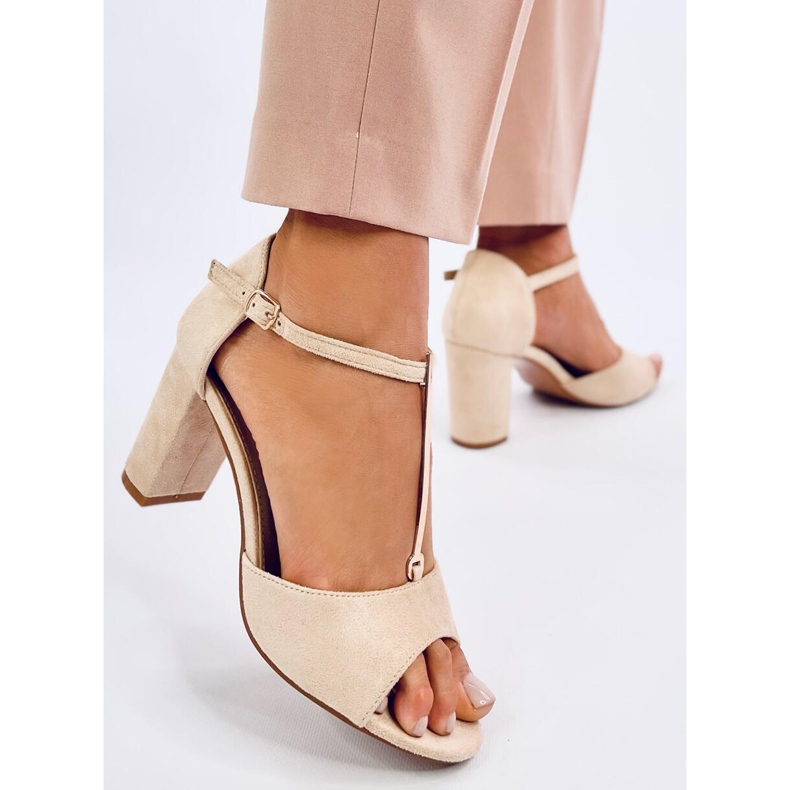 Ferdi Beige korkeakorkoiset sandaalit kullanvärisillä koristeilla 2