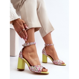 Keltakukkaiset korkeakorkoiset sandaalit Vitamella keltainen 1