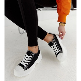 Mustat Monteleone alustan lenkkarit 1