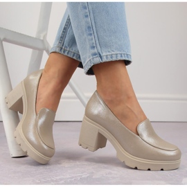 Naisten beige-slip-on kengät korkokengillä ja alustalla Potocki 12040 1