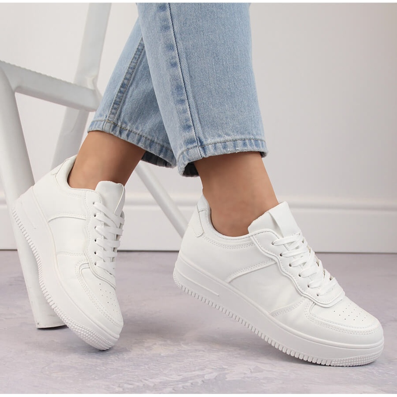 Valkoiset nauhalliset urheilukengät Potocki 16312 valkoinen 1