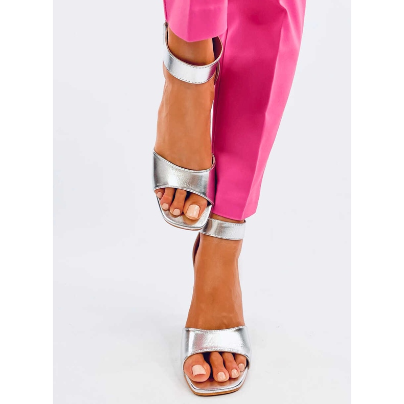 Ellen Hopeakorkoiset sandaalit vyöllä 1