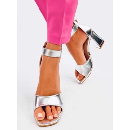 Ellen Hopeakorkoiset sandaalit vyöllä 2