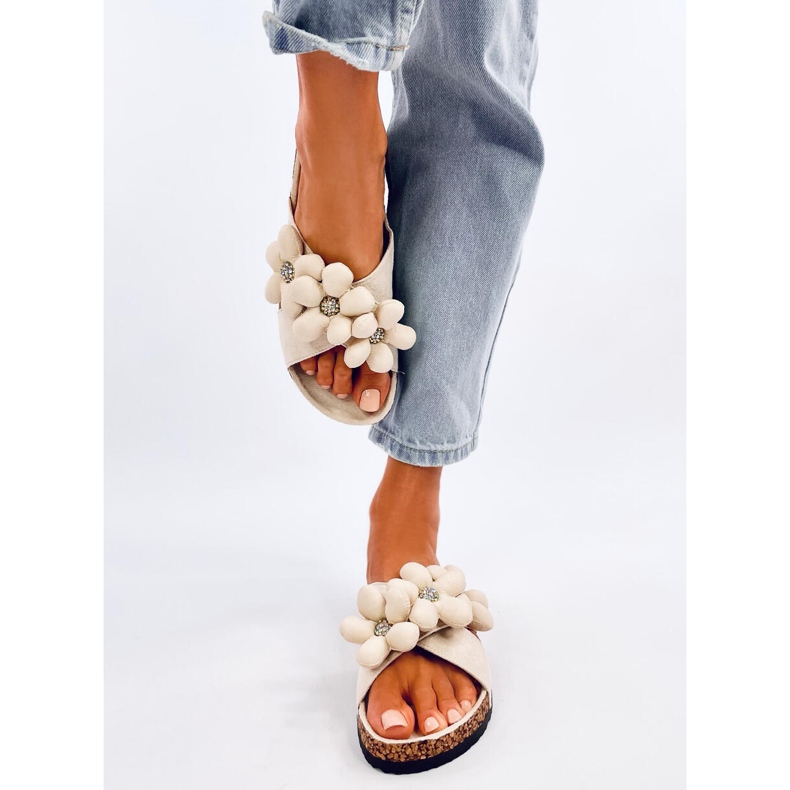 Charss Beiget korkkivarvastossut tyynykukkailla 1