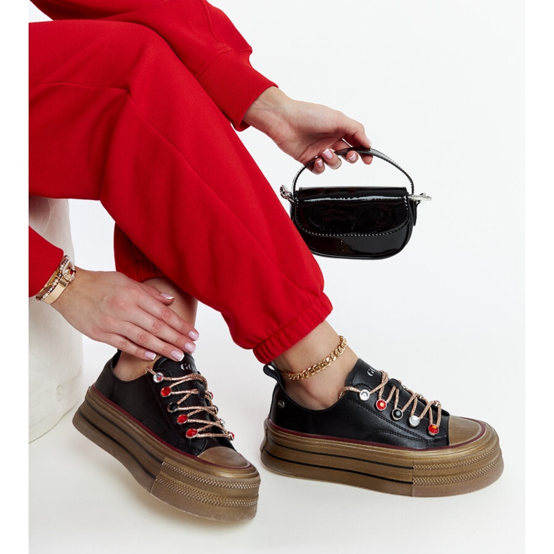 Mustat tennarit GOE NN2N4053 alustalla 1