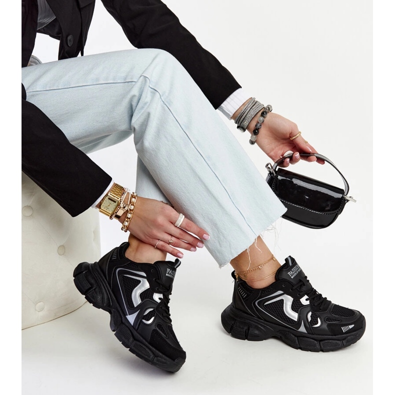 Mustat tennarit massiivisella Jacobine-pohjalla 1