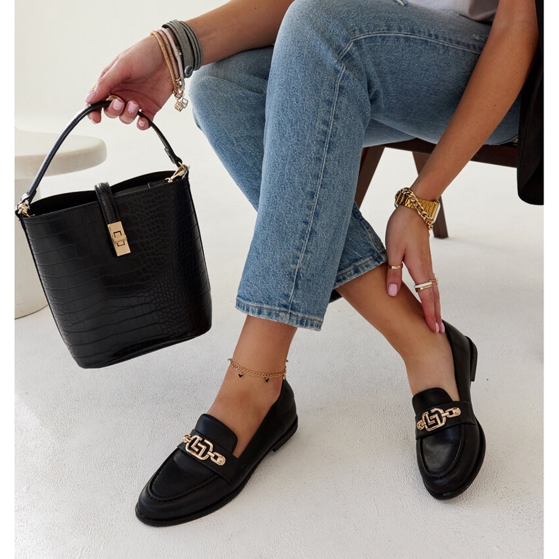 Mustat mokasiinit koristeltu Kuens-ketjulla 1