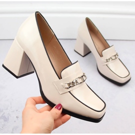 Naisten patentoidut kengät koristeellisella kantapäällä, beige Potocki 12322 1