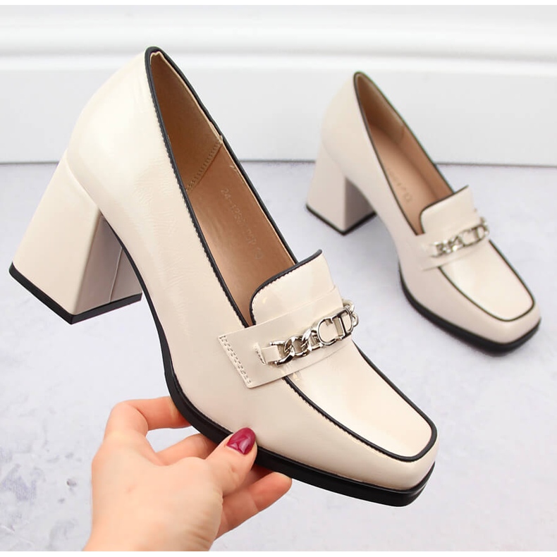 Naisten patentoidut kengät koristeellisella kantapäällä, beige Potocki 12322 1