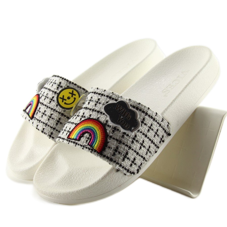 8228 Valkoiset tossut pinneillä valkoinen 1