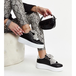 Mustat lenkkarit korkealla Rensjellä 1