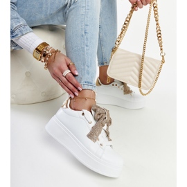 Valkoiset lenkkarit korkealla Rensjellä valkoinen 1