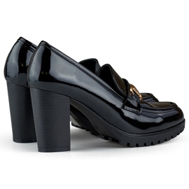 Naisten kiiltonahkaiset kengät korkokengillä, mustat lakkapumput 1