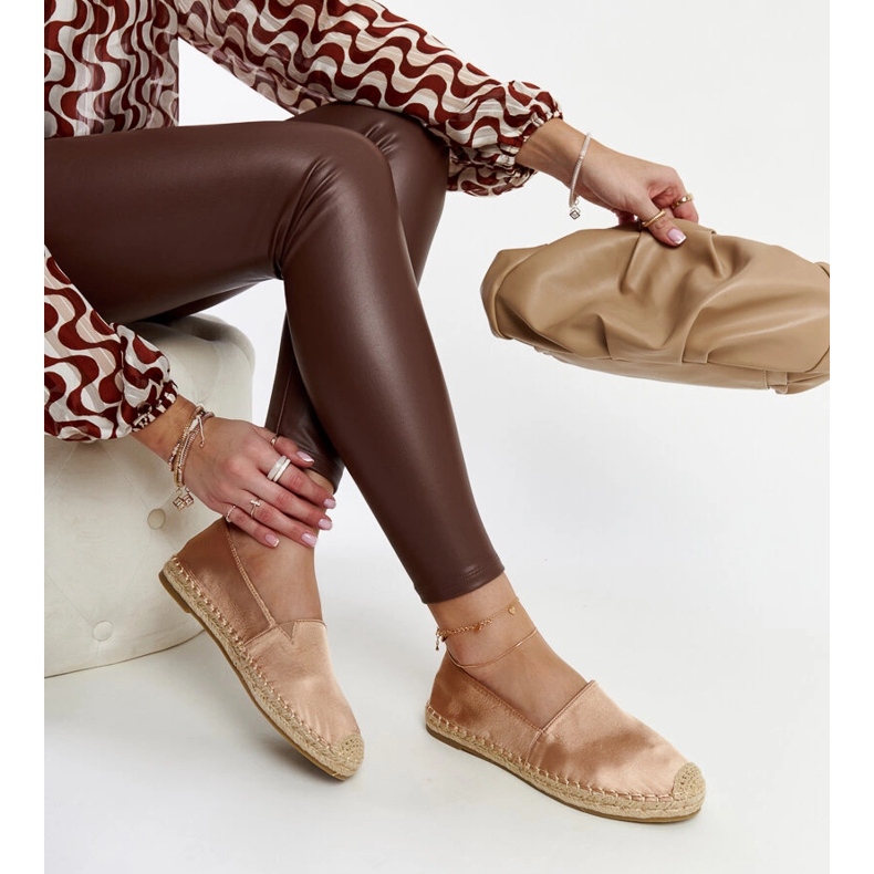 Beiget espadrillit kiiltävät Caithlin-tasolla 1