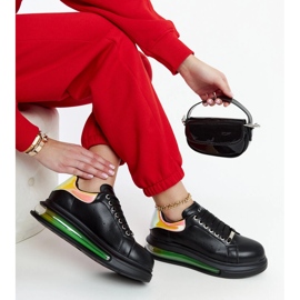 Mustat tennarit GOE NN2N4030 alustalla 1