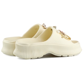 Naisten beigenväriset kumiset varvastossut koristeilla 1