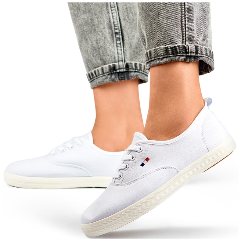 Valkoiset lenkkarit valkoisella pohjalla, naisten tennarit valkoinen 1