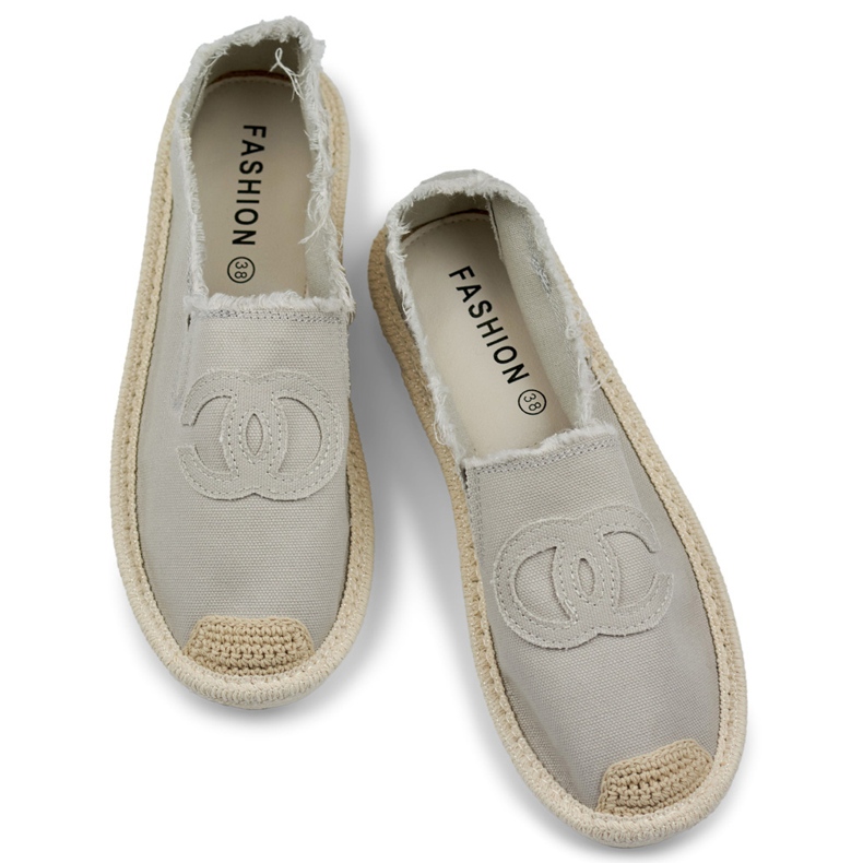 Harmaat espadrillit, mokasiinit ja naisten lenkkarit 1