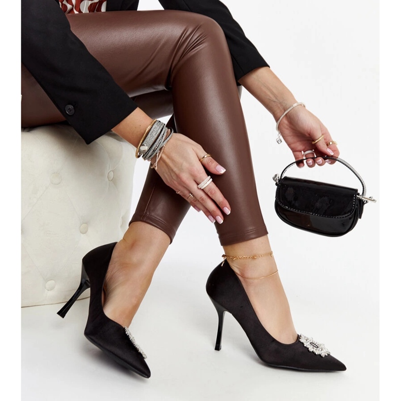 Suseganan mustat korkokengät, joissa on satiininen viimeistely ja strassit 1